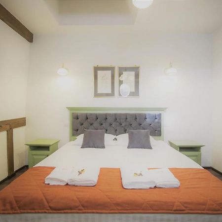 Hotel La Curtea Domneasca à Piatra Neamţ Extérieur photo