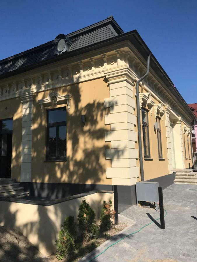 Hotel La Curtea Domneasca à Piatra Neamţ Extérieur photo