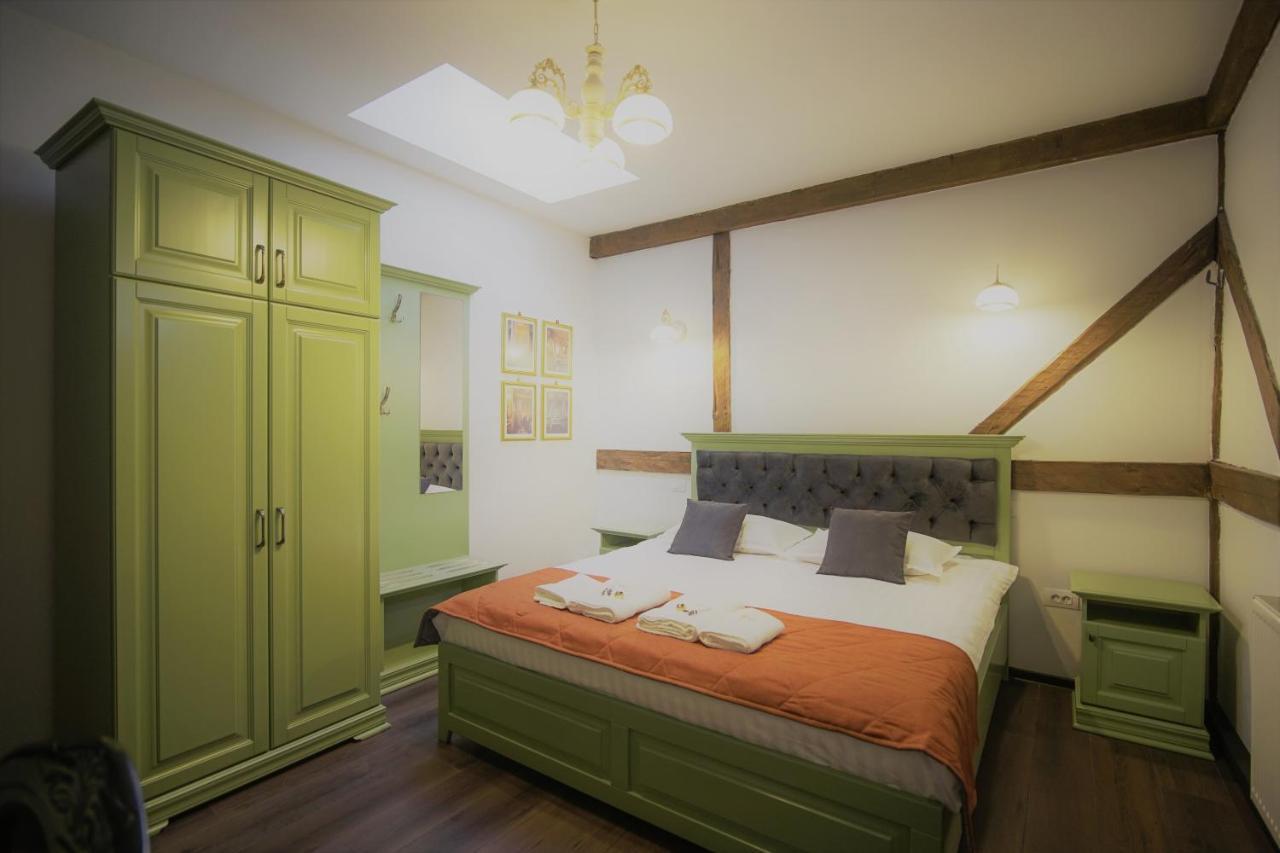 Hotel La Curtea Domneasca à Piatra Neamţ Extérieur photo