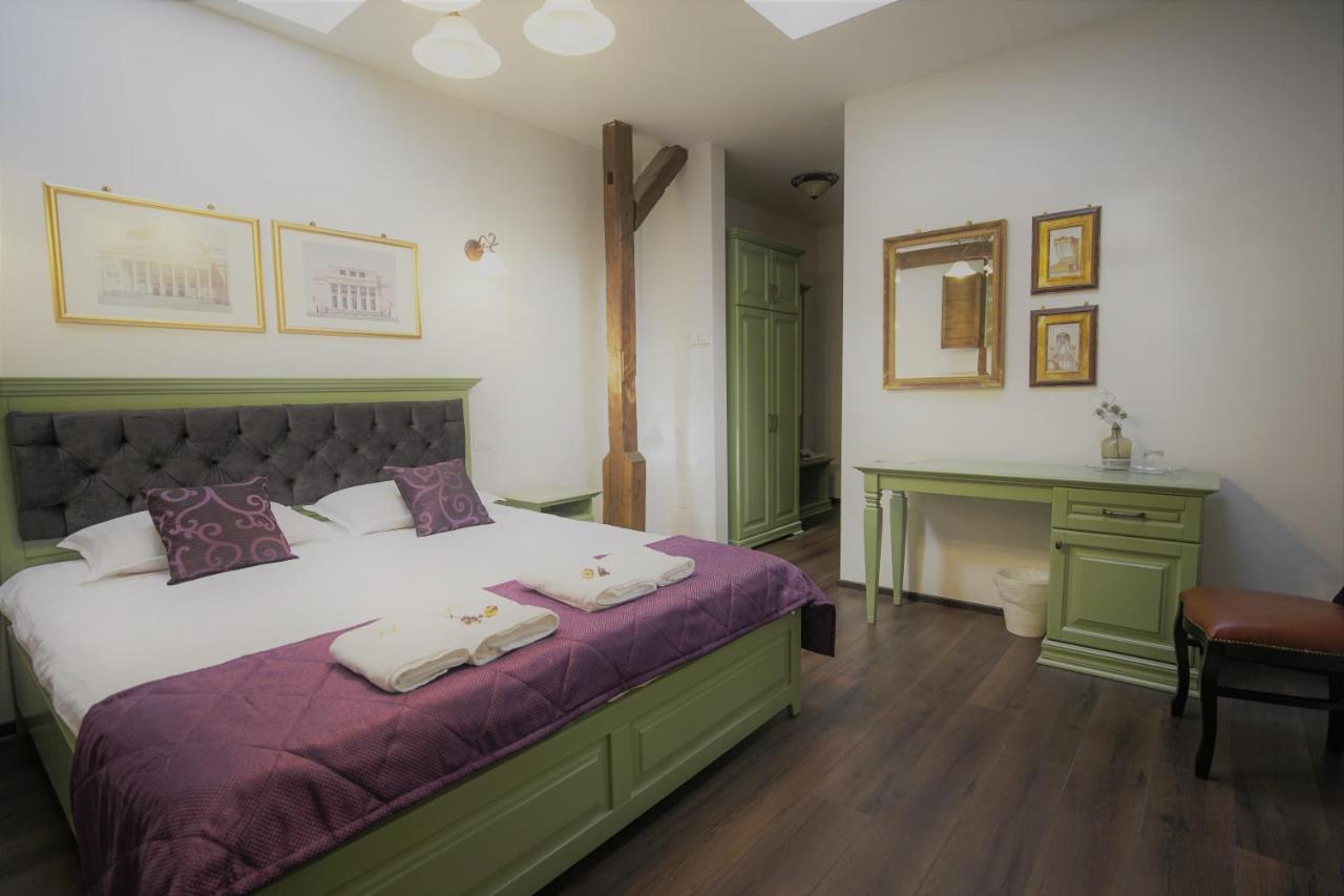 Hotel La Curtea Domneasca à Piatra Neamţ Extérieur photo