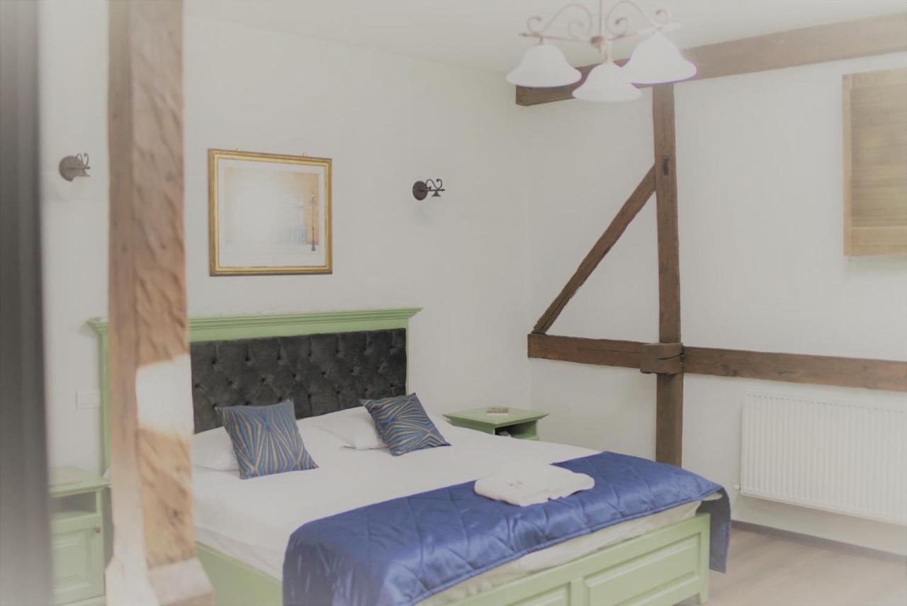 Hotel La Curtea Domneasca à Piatra Neamţ Extérieur photo