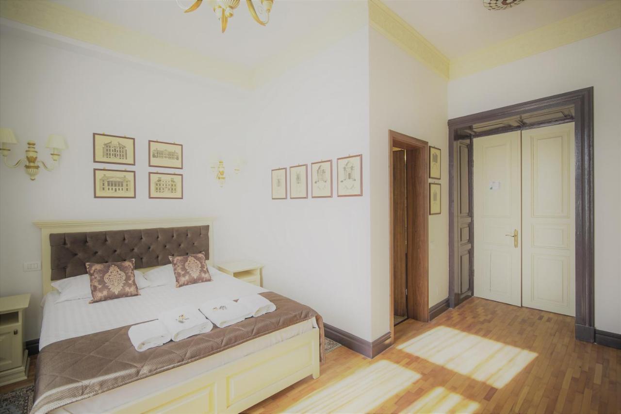 Hotel La Curtea Domneasca à Piatra Neamţ Extérieur photo