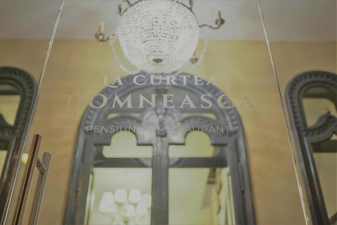 Hotel La Curtea Domneasca à Piatra Neamţ Extérieur photo